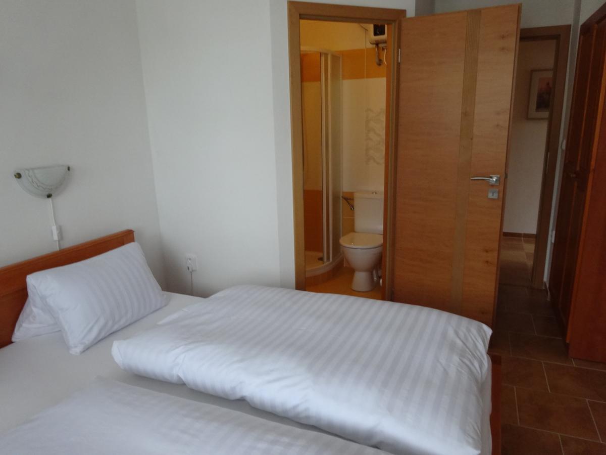 Hostinec U Janatu S Ubytovanim Cestin Zimmer foto