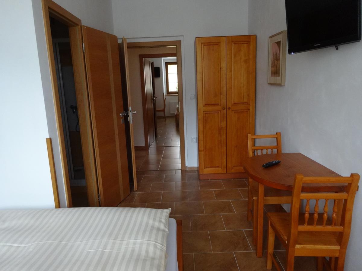 Hostinec U Janatu S Ubytovanim Cestin Zimmer foto